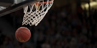 NBA球星勒布朗詹姆斯在比赛中标志性的战斧劈扣瞬间